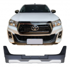 APLIQUE FRONTAL INFERIOR PARACHOQUE DIANTEIRO HILUX 19/ (PRETO/PRATA)